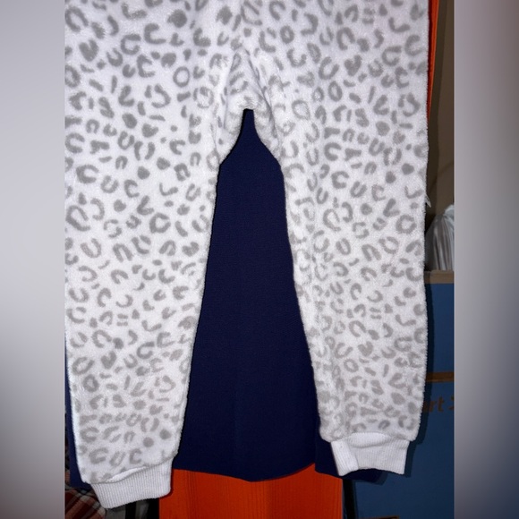 Cat & Jack Gray Leopard Kids Footie - Picture 8 of 9